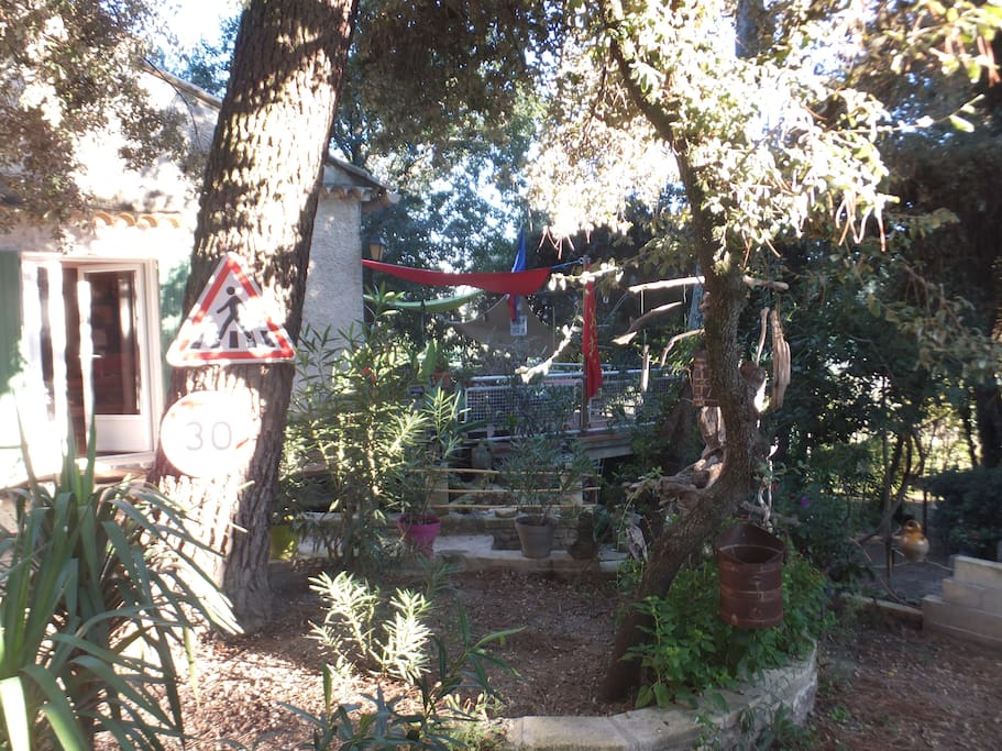 Entrée de la maison et terrasse