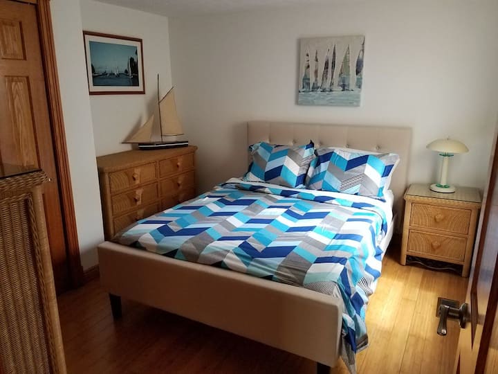 Спалня на основния етаж с двойно легло. 1/2 баня е на няколко крачки от тази стая в коридора.