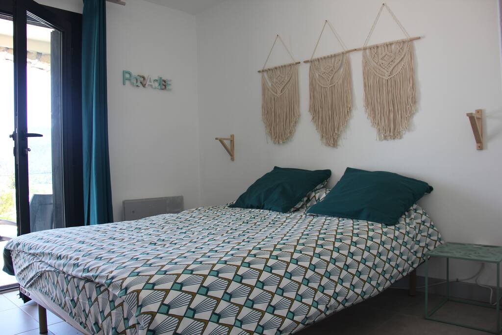 1ère chambre avec lit 140*190 et petite penderie