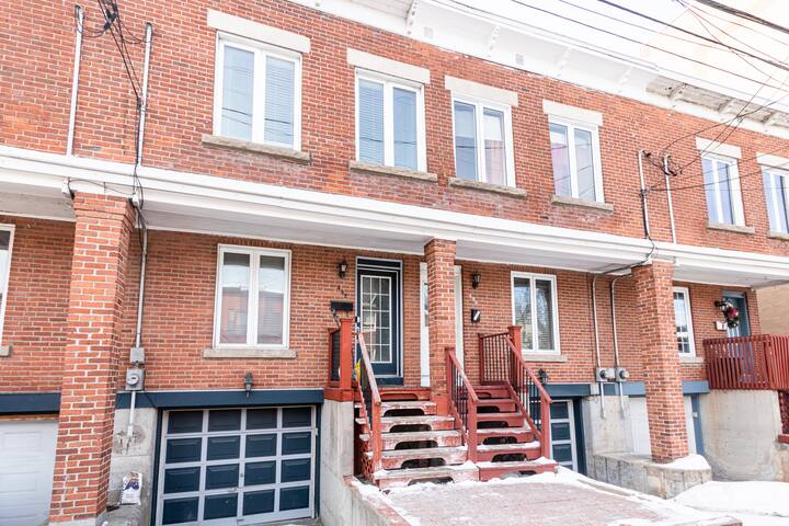 Chic Urban Retreat: Central Ottawa Comfort gallery image 5