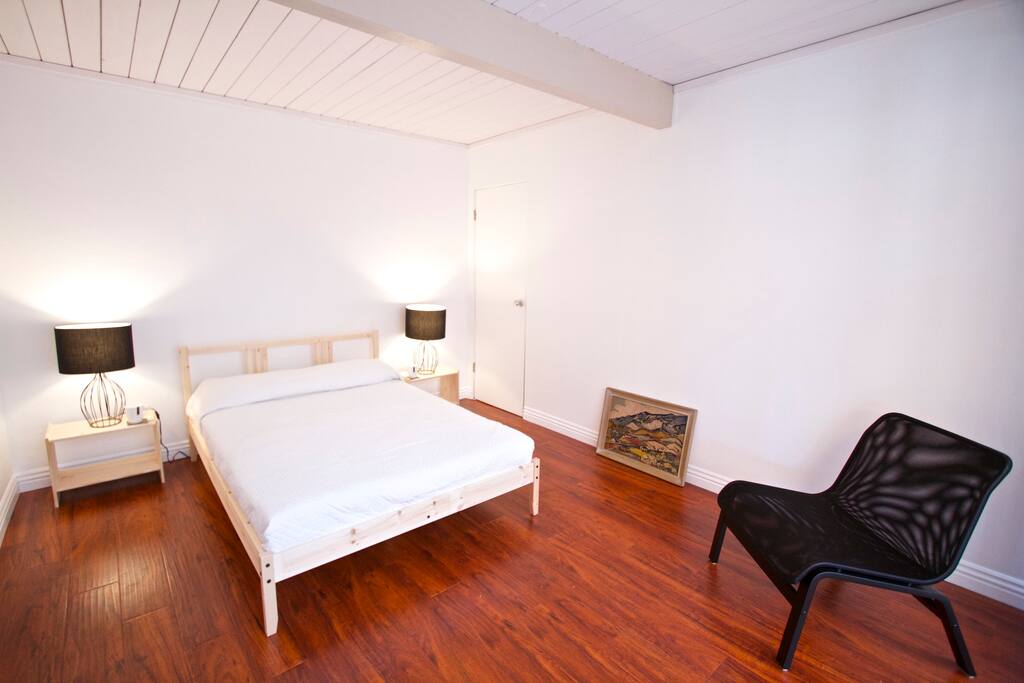 A full bed. Connects to your master bedroom via your private bathroom.