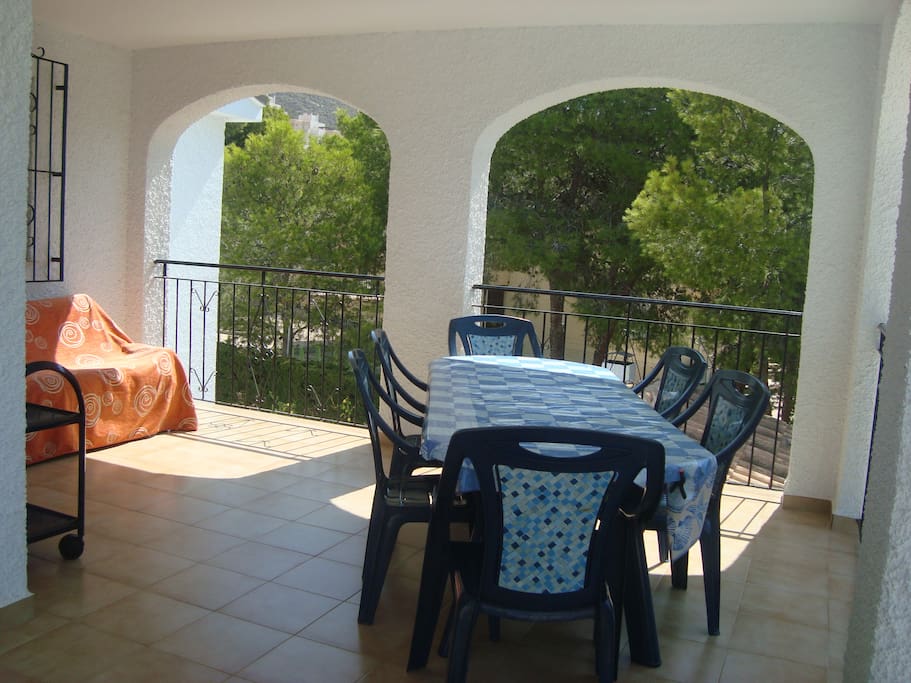 ÉTAGE : TERRASSE COUVERTE, 30 m2, avec TABLE ET 6 FAUTEUILS, et CANAPÉ de TERRASSE pour SIESTE DEHORS.