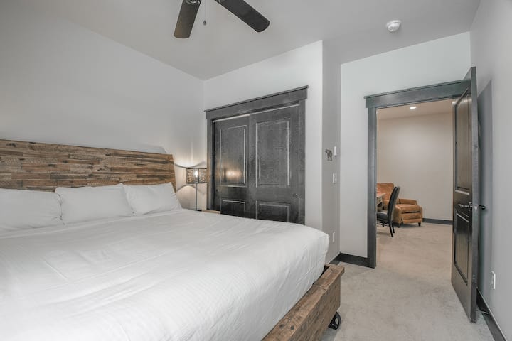 Dormitorio de invitados en la planta baja: perfecto para descansar después de un largo día bajo el sol