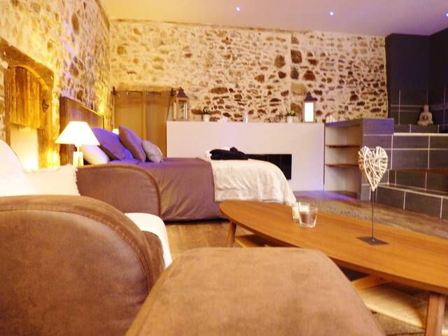 Suite romantique avec jacuzzi et sauna privatifs bed ... Suite avec jacuzzi romantique chamonix