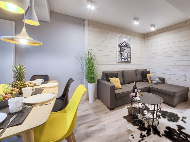 Sala de estar ,comedor , mesa de centro