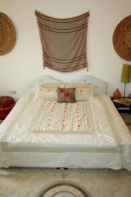 King bed that can split into two twins. Additional baby cot or air mattress available.