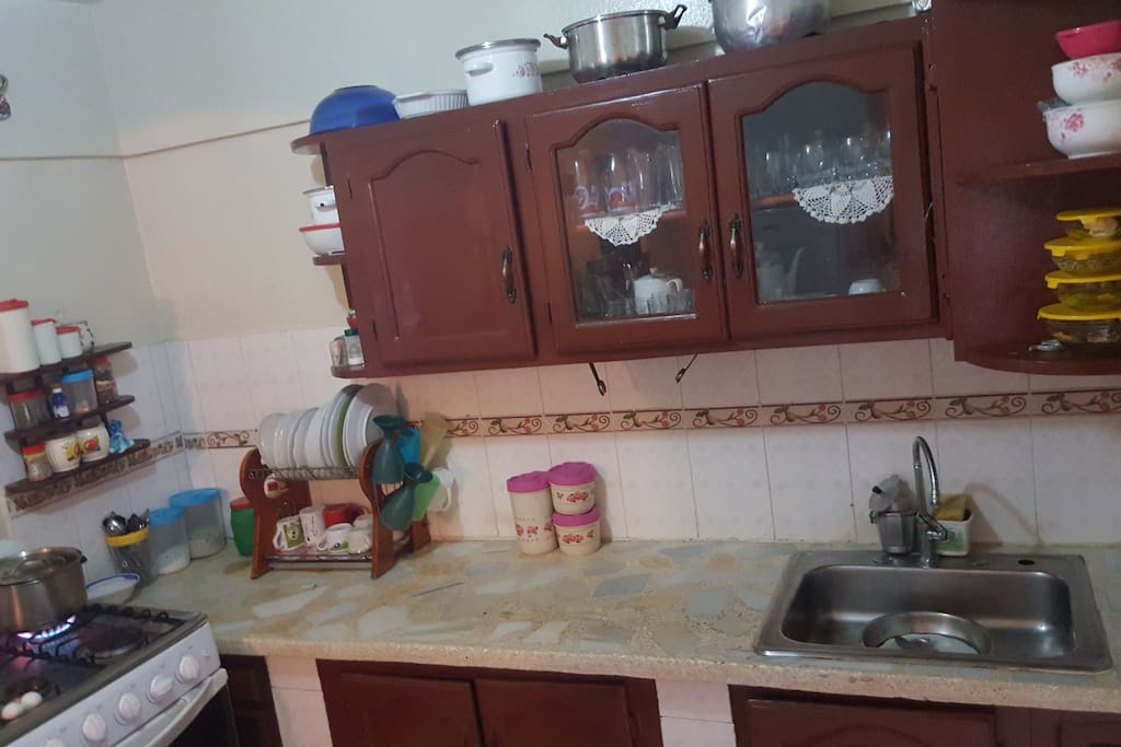Cocina equipada con todos los utensilios y bajillas para mas de 10 personas