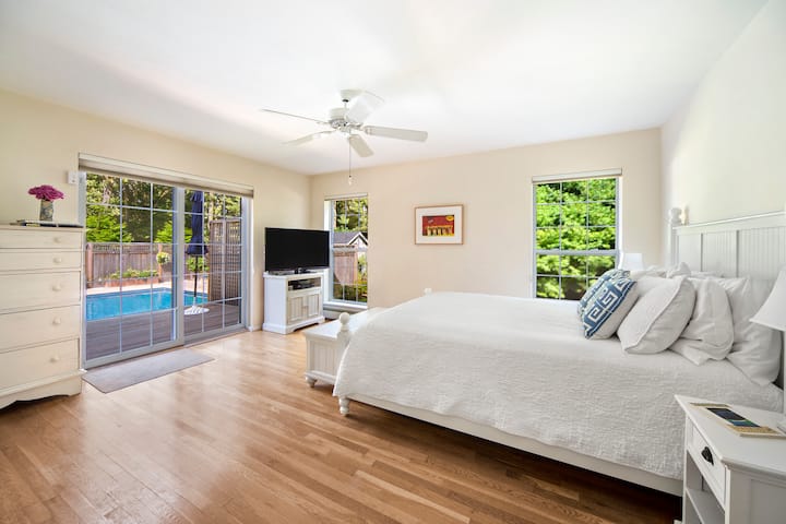 Spavaća soba Master Queen s vlastitom kupaonicom. Klizači su otvoreni prema terasi i bazenu