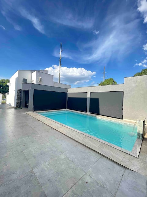 House with pool, gourmet balcony and lots of refinement