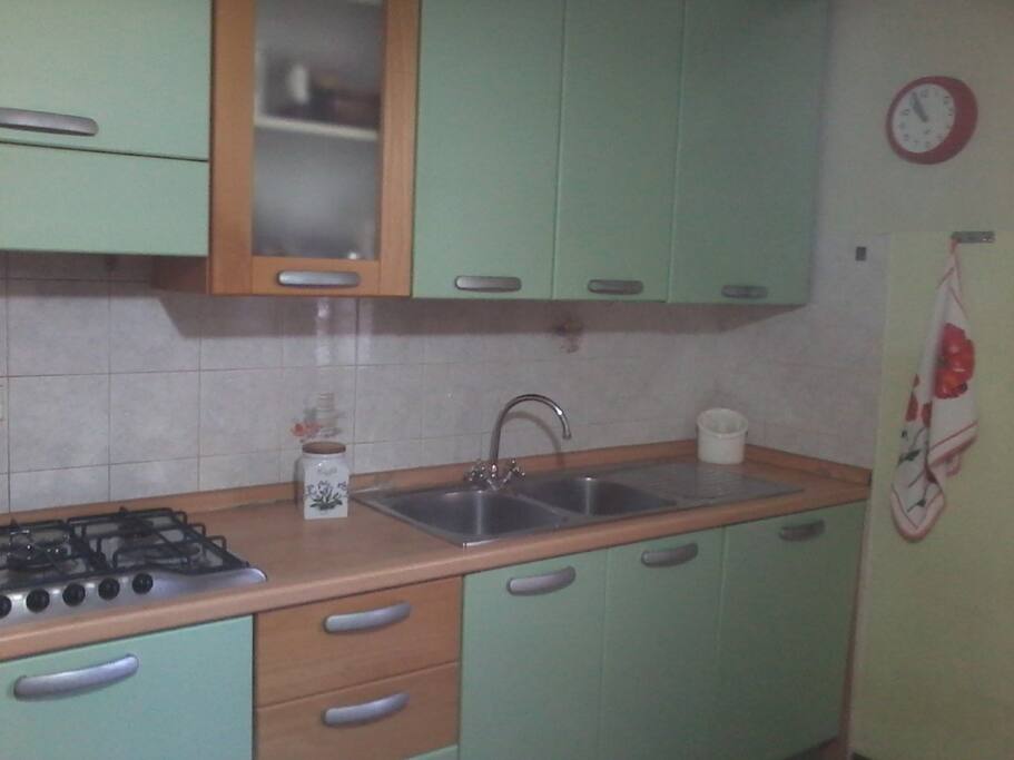 La cucina è completamente attrezzata con lavastoviglie e forno