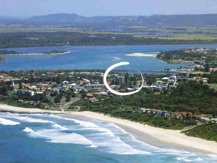 Close to 2 beaches, Cafes and Pub