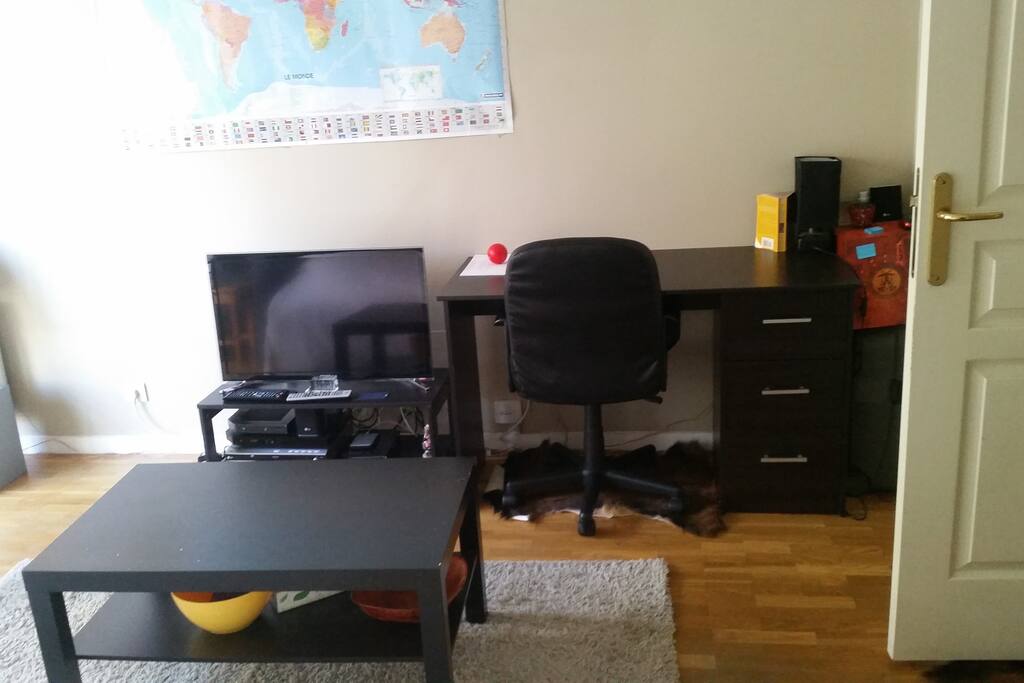 Télé + bureau pour travailler