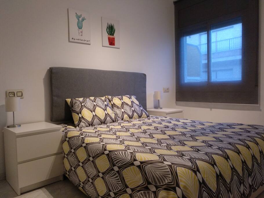 Habitación principal con ventana vista piscina y balcón exterior.