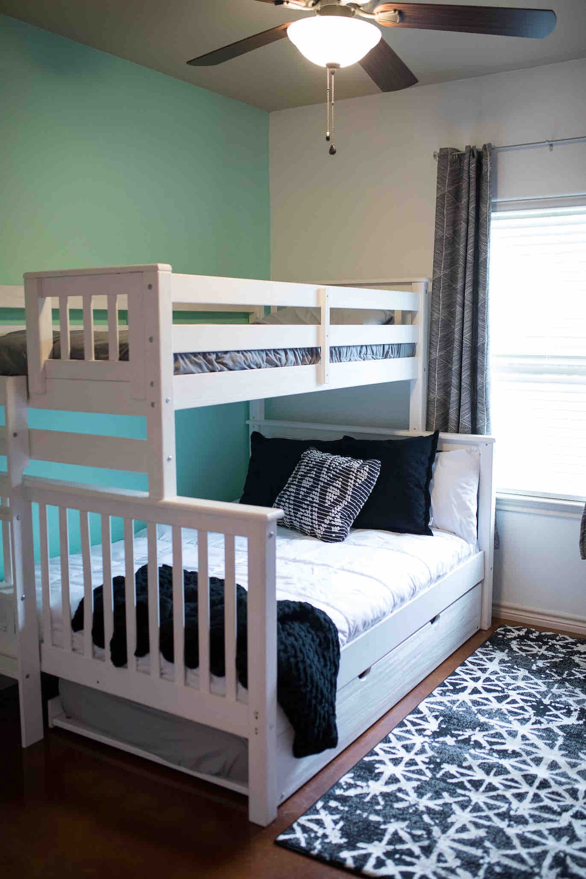 Kipande katika chumba hiki kinaweza kuhifadhiwa mbali wakati hakitumiki ili kutoa nafasi ya sakafu iliyo wazi kwenye chumba. Kabati lenye nafasi kubwa hufanya iwe rahisi kuweka kila kitu ili uweze kujisikia nyumbani na kufurahia tu sehemu hiyo. 