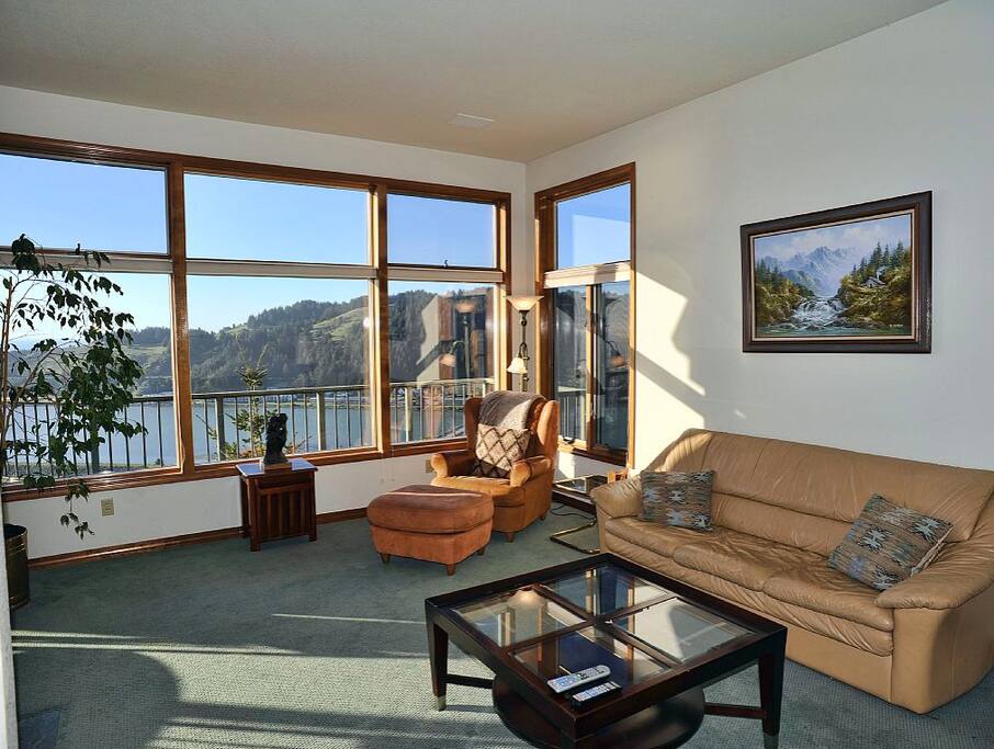 Early evening in the living room - watch the sunset slowly over the rogue river.