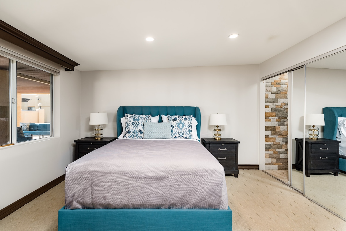 [Dormitorio 5 /suite interior] Cama tamaño king con sofá cama extraíble y cocina americana.