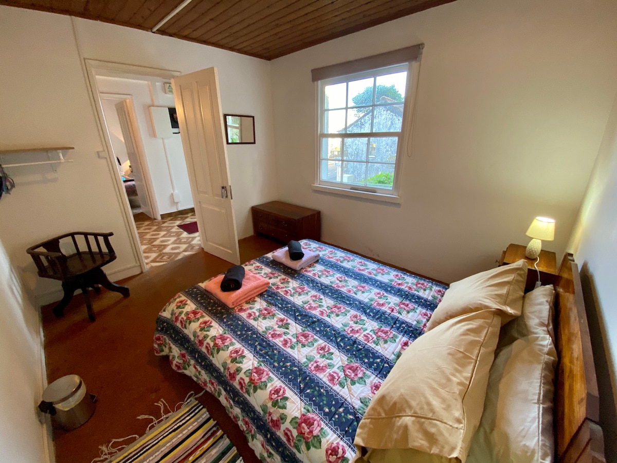 Chumba cha 2 cha kulala kilicho na kitanda cha watu wawili na taulo za ufukweni na bafu