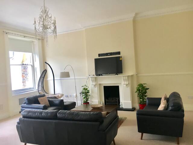 Immaculate Room+Own bathroom-Lancaster Gate@Zone1 gallery image 2