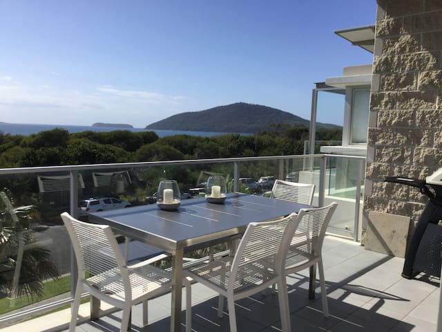 Luxurious, ocean-views apartment in Hawks Nest