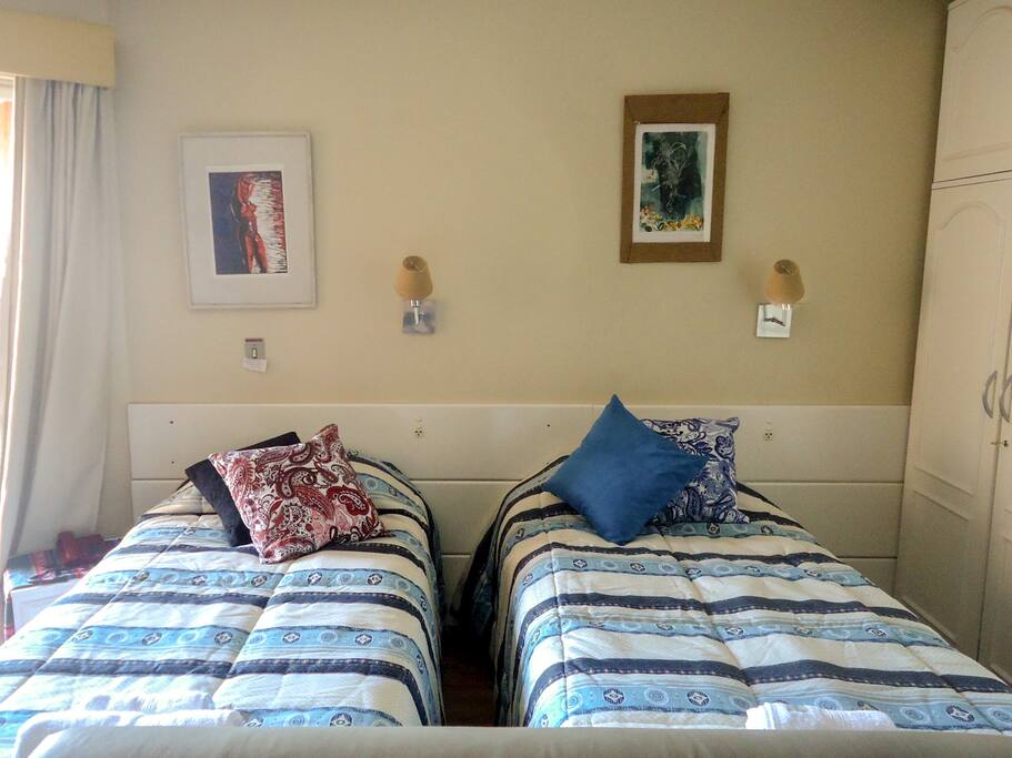 Para quem vier em grupo, temos a opção de três camas de solteiro super confortáveis !
(na foto vemos só um ângulo do studio, mas tem outra cama do outro lado! )