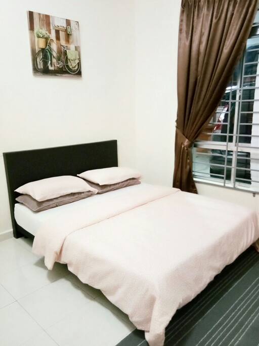 MASTERBEDROOM.WITH PRIVATE TOILET.
AIRCOND.
HEATER.
TOTO SET.