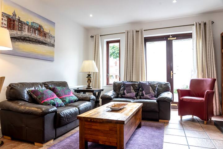 Self contained, cosy 3 Bedroom Townhouse gallery image 4