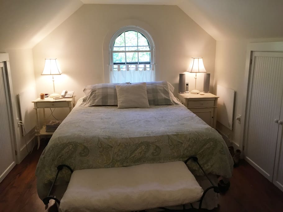 Master Bedroom, new Queen mattress, luxury linens