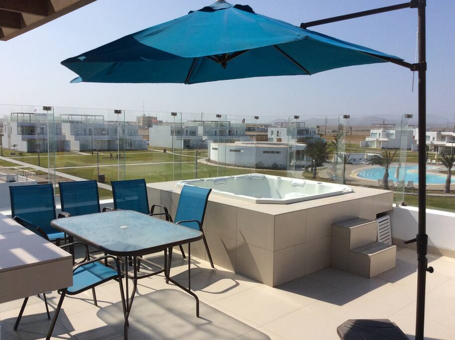terraza con parrilla y jacuzzi