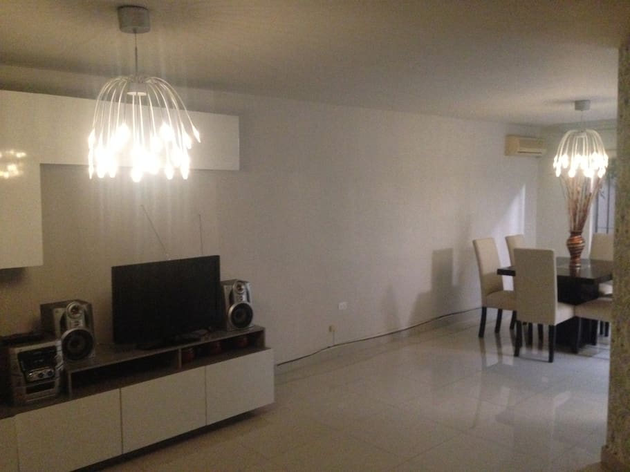 Sala de estar y comedor nuevos y súper cómodos!