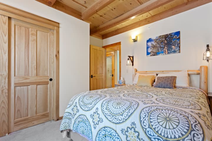 2/F غرفة نوم 3 مع سرير كبير. "لقد قضينا وقتًا رائعًا في كوخك/بيتك الجميل." كريستينا *****