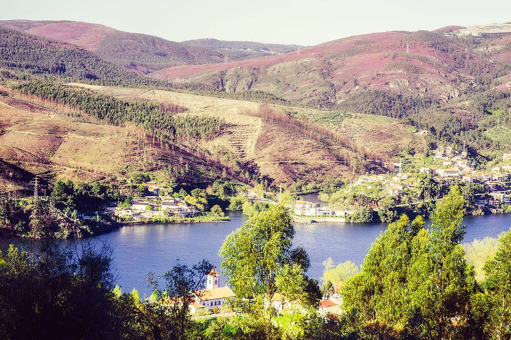 no alto da aldeia de Pedorido à margem do Douro