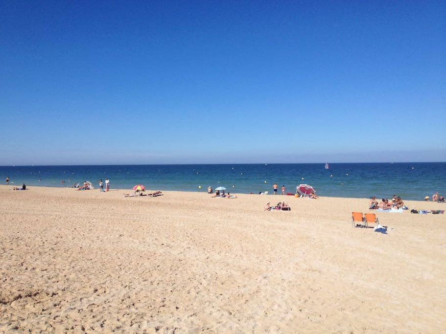 La plage en face de l'appartement