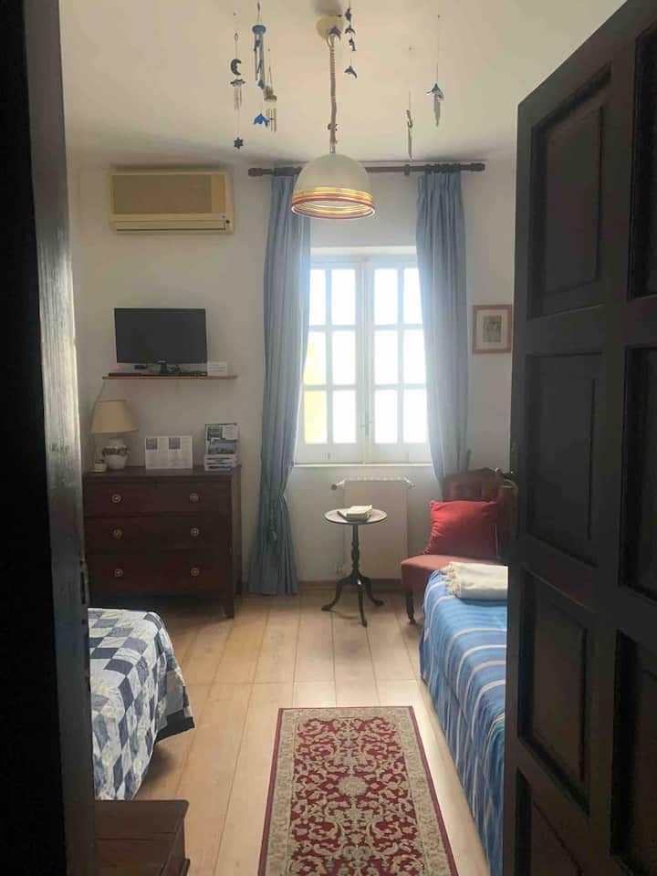 三人卧室，配备单人床和双层床 