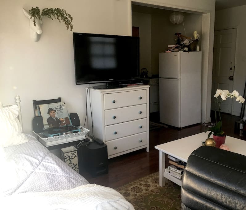 tv with chromecast, record player