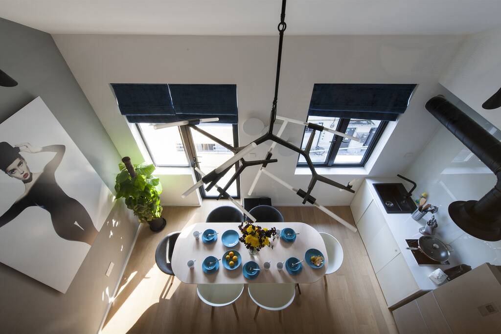 Spacious dinning area 超高层高空间的餐厅