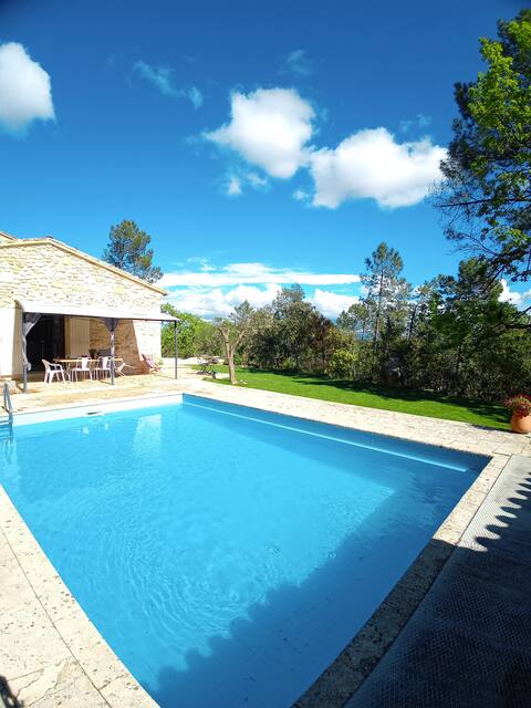 Au Mas Maré: Stone house surrounded by trees!