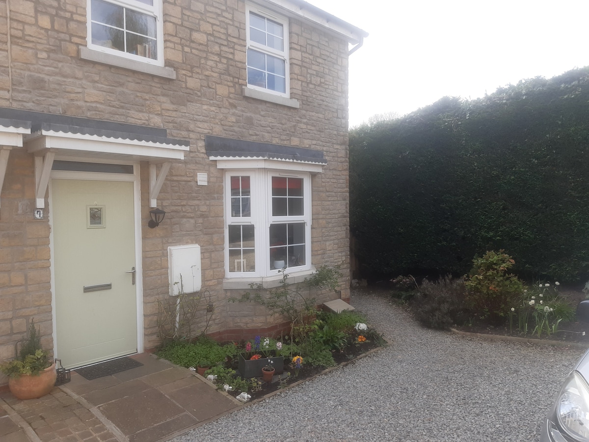 Quiet room with double bed & private bathroom. Houses for Rent in