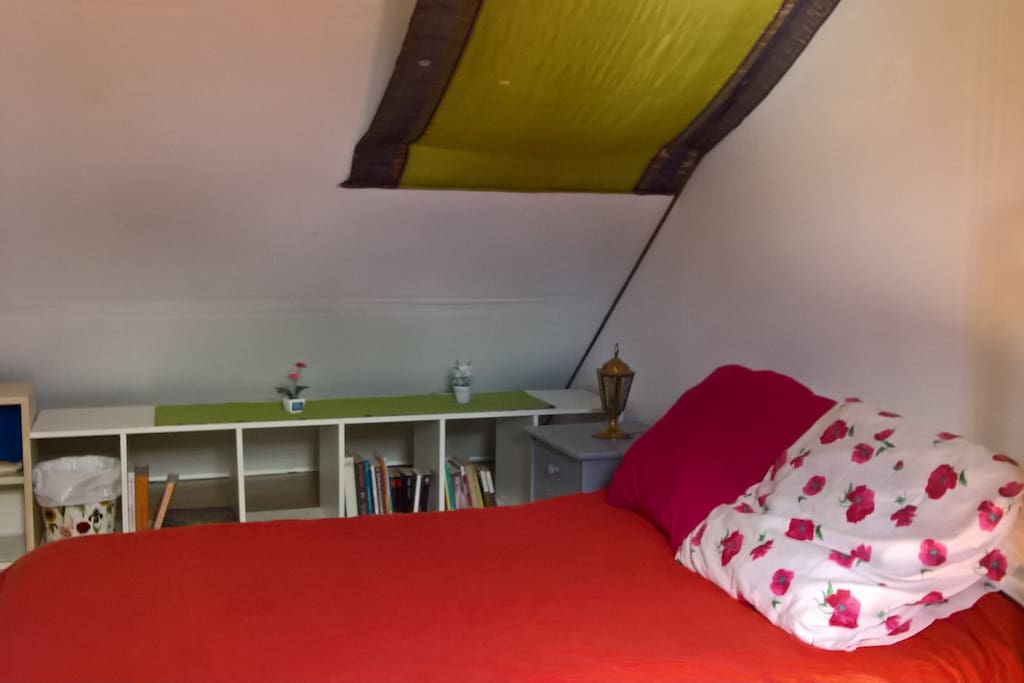 celui de gauche 110cm sur coussins de sols