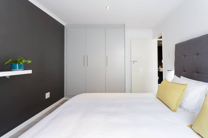 Walk to V&A Waterfront from a Luxury Green Point Apartment gallery image 5