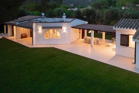 Beautiful villa, garden and mini-pool by the sea