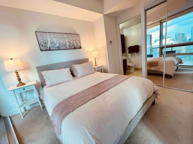 Luxurious 2Bed 2Bath Connected PATH, Free Parking