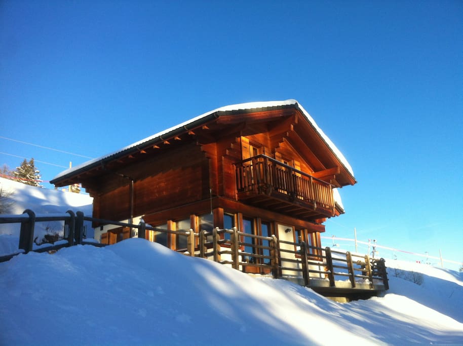 Lovely modern little chalet directly on the ski slopes