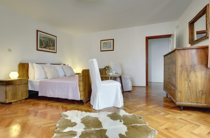 Dormitorio para tres personas en el primer departamento.