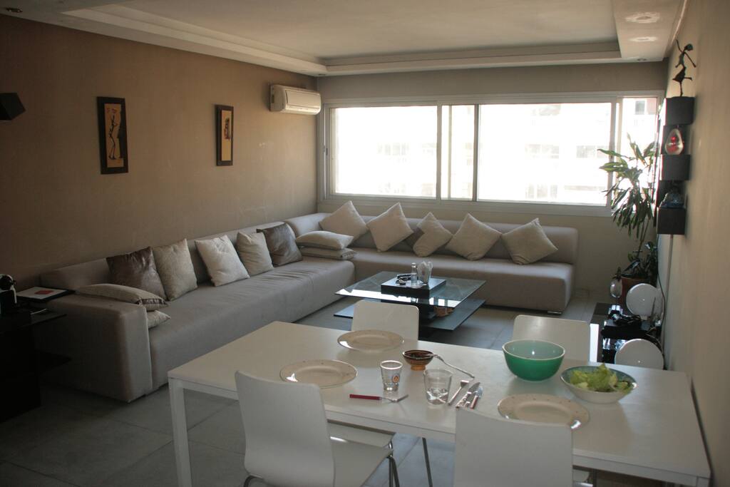 Le salon spacieux et cozy