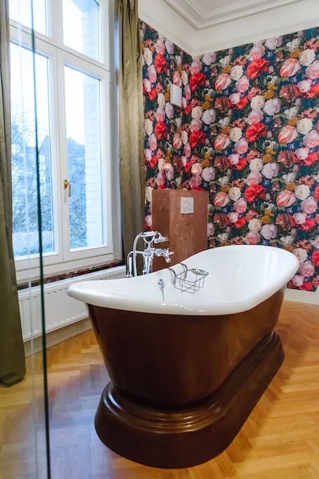 Une baignoire en fonte ancienne