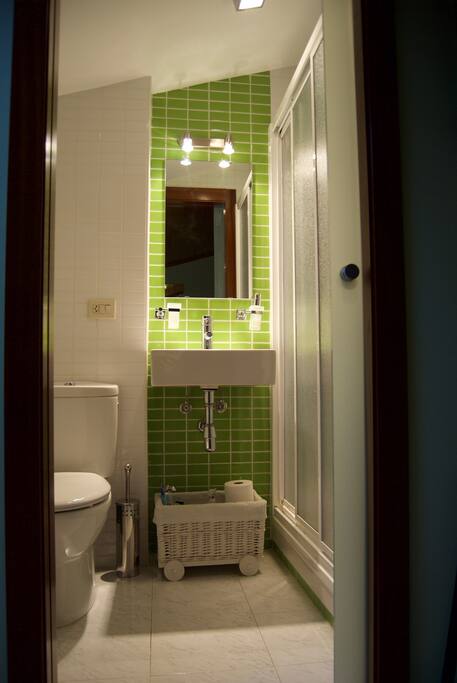 Cuarto de baño con plato de ducha