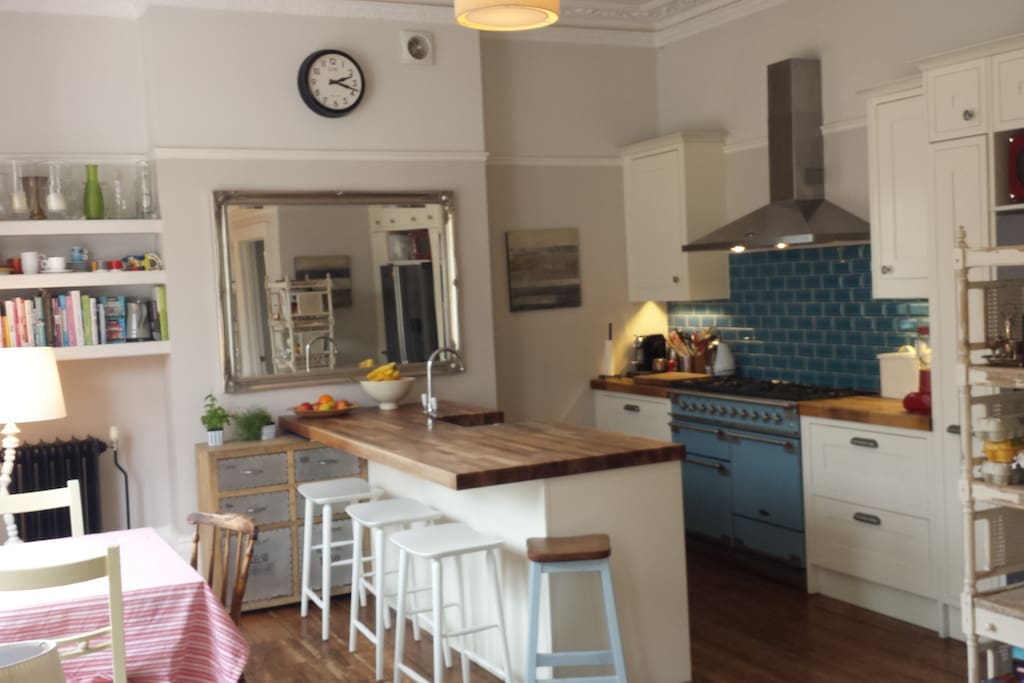 Kitchen diner with Rangemaster oven, 6 hobs, American style fridge freezer etc