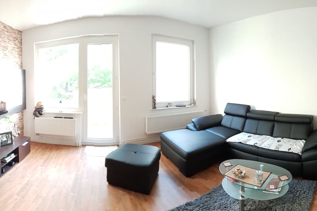 Wohnzimmer + ausklappbare couch