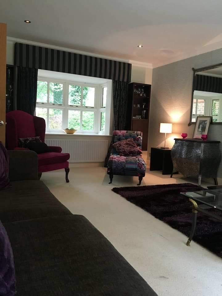 Modern 6 Bedroom Home Next To Racecourse - Berkshire