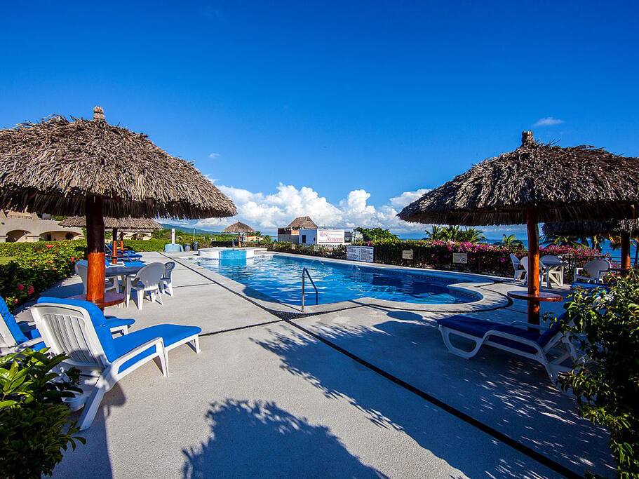 Heated pool with Jacuzzi